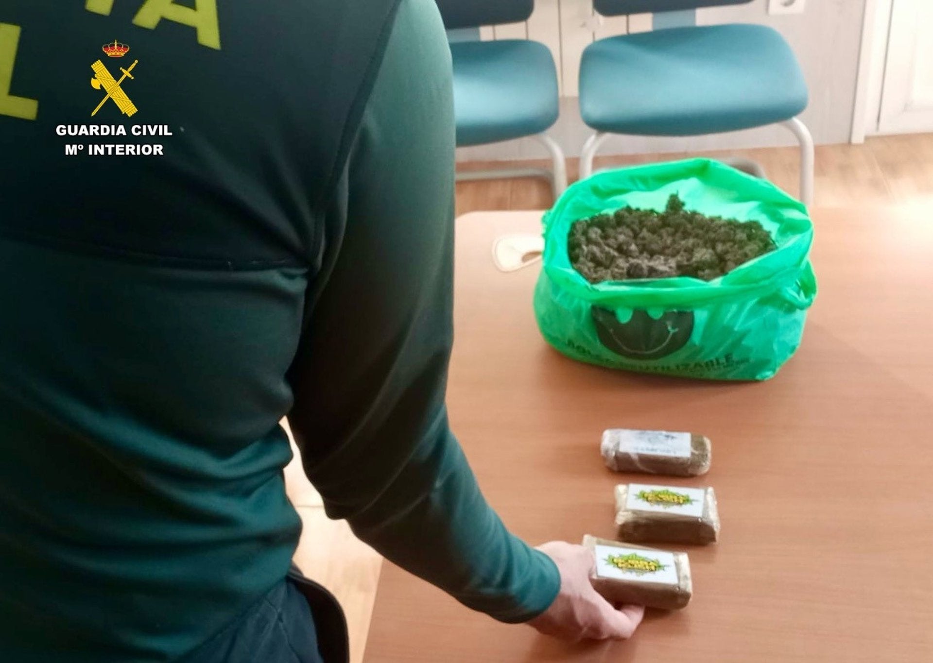 La Guardia Civil sorprende a un conductor con 700 gramos de marihuana y hachís en Oliva de Plasencia La Guardia Civil sorprende a un conductor con 700 gramos de marihuana y hachís en Oliva de Plasencia