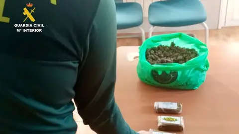 La Guardia Civil sorprende a un conductor con 700 gramos de marihuana y hachís en Oliva de Plasencia La Guardia Civil sorprende a un conductor con 700 gramos de marihuana y hachís en Oliva de Plasencia