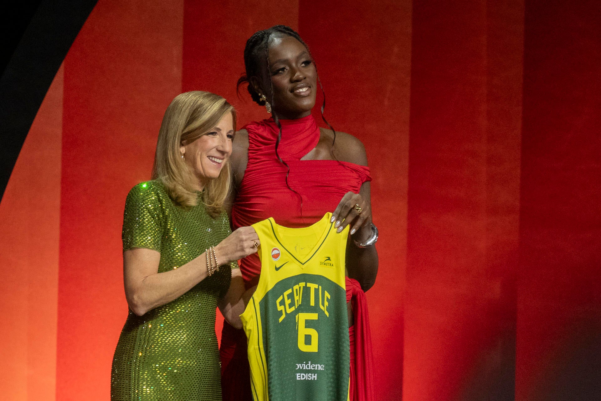 Awa Fam, 3 del draft, lidera una noche histórica para el baloncesto español en la WNBA Awa Fam, 3 del draft, lidera una noche histórica para el baloncesto español en la WNBA