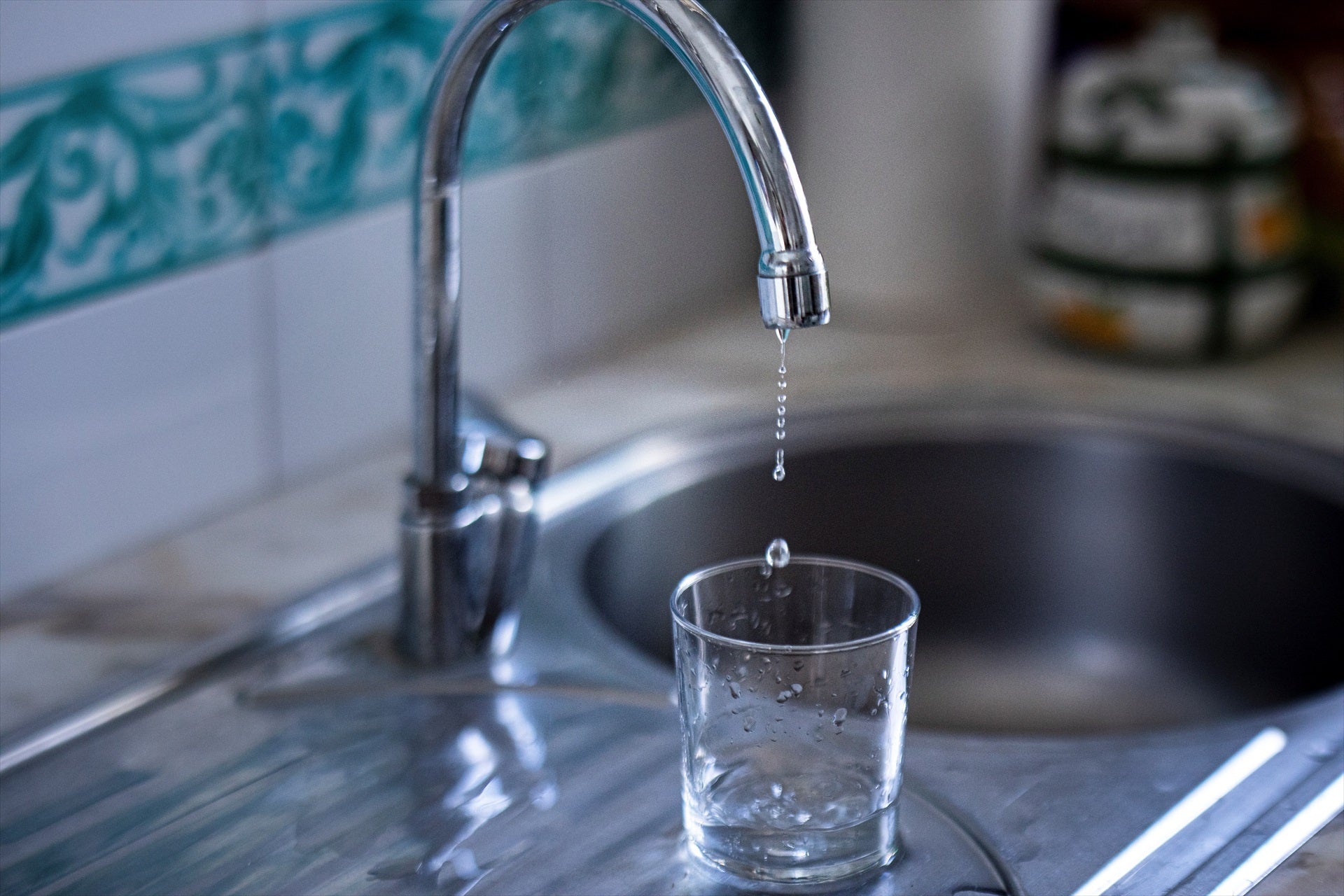 Una avería provoca que Alcalá de Henares se quede sin agua: el Ayuntamiento pide a los vecinos que hagan acopio para el suministro Una avería provoca que Alcalá de Henares se quede sin agua: el Ayuntamiento pide a los vecinos que hagan acopio para el suministro