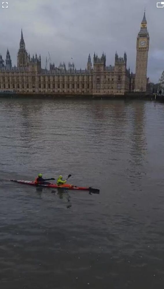Aritz Martiartu y Tom Dawson pasando por delante del Big Ben