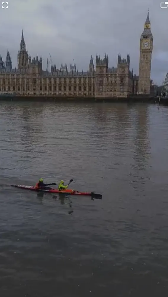 Aritz Martiartu y Tom Dawson pasando por delante del Big Ben Aritz Martiartu y Tom Dawson pasando por delante del Big Ben