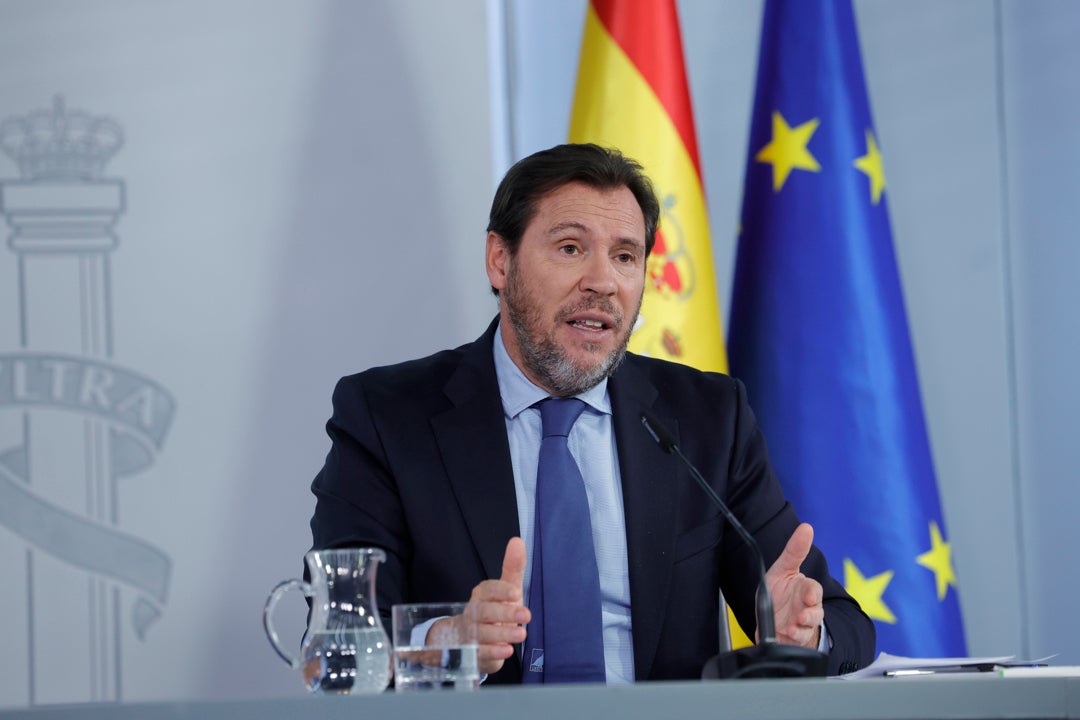 Puente apunta a la posible negligencia del 112 en la atención tras el accidente de Adamuz: "Es hora de que empiecen a explicarse" Puente apunta a la posible negligencia del 112 en la atención tras el accidente de Adamuz: "Es hora de que empiecen a explicarse"