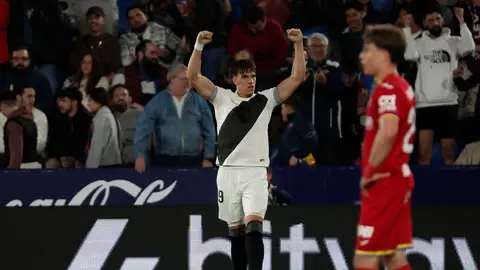 El gol de Carlos Espí vale una vida extra para el Levante El gol de Carlos Espí vale una vida extra para el Levante