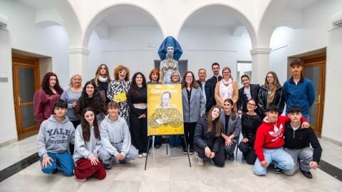 Los alumnos y alumnas del centro con responsables del Ayuntamiento