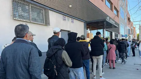 Miles de personas acuden al consulado de Marruecos en Almería ante la nueva regularización Miles de personas acuden al consulado de Marruecos en Almería ante la nueva regularización