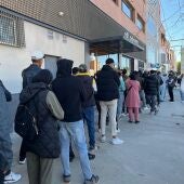Miles de personas acuden al consulado de Marruecos en Almería ante la nueva regularización