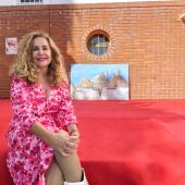 Marta Torres con una de sus obras en el colegio Nuestra Señora de la Consolación