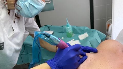Enfermera de la unidad de micropigmentaci&oacute;n mamaria del Hospital de la Ribera 