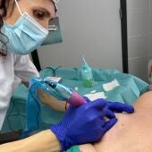 Enfermera de la unidad de micropigmentación mamaria del Hospital de la Ribera 