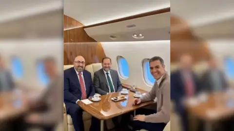 Montaje viral creado con IA que muestra a Sánchez, Ábalos y Koldo en el Falcon Desmontan un montaje viral con IA que muestra a Sánchez, Ábalos y Koldo en el Falcon