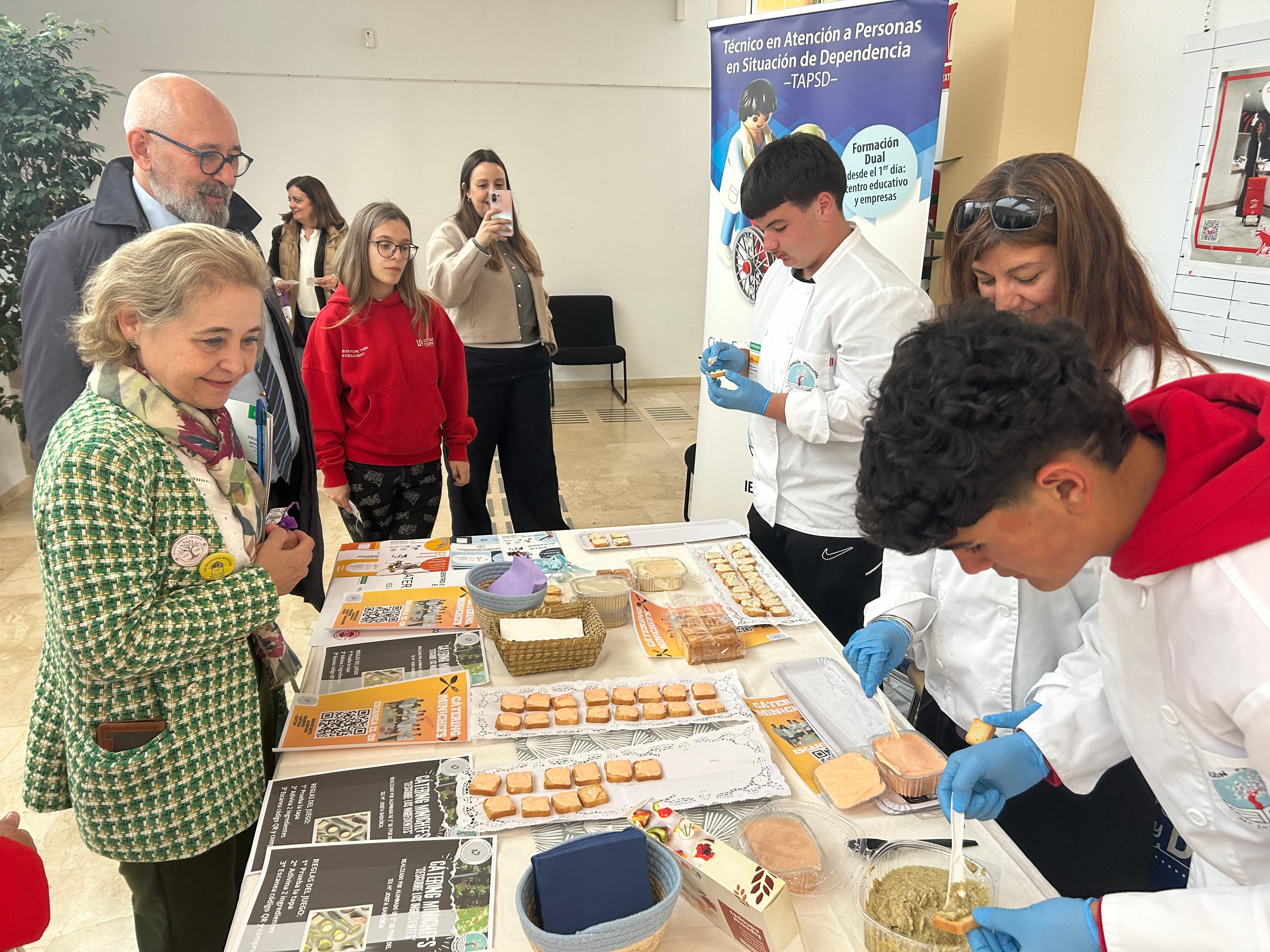 Vaquera subraya la implicación de los alumnos para "influir positivamente" en otros compañeros en la amplia oferta de FP en la región Vaquera subraya la implicación de los alumnos para "influir positivamente" en otros compañeros en la amplia oferta de FP en la región