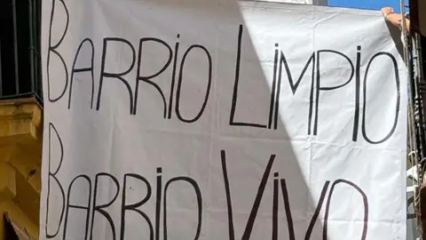 Uno de los carteles que hay en el barrio Uno de los carteles que hay en el barrio
