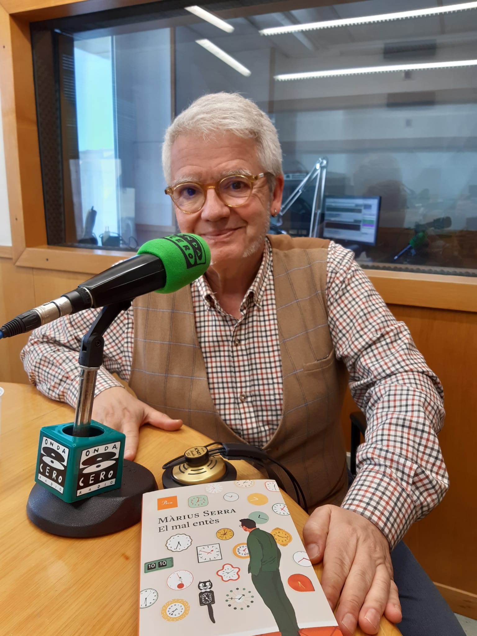 Màrius Serra converteix el malentès en l’eix d’una tragicomèdia coral en què cada decisió pot esdevenir un abans i un després Màrius Serra converteix el malentès en l’eix d’una tragicomèdia coral en què cada decisió pot esdevenir un abans i un després