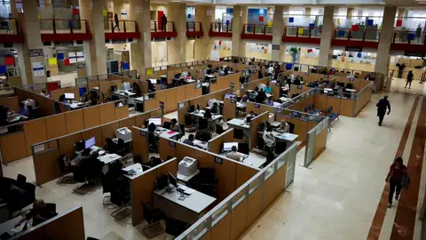 Imagen de archivo de funcionarios en la sede de la Delegación Especial de la Agencia Tributaria en Madrid. Imagen de archivo de funcionarios en la sede de la Delegación Especial de la Agencia Tributaria en Madrid.