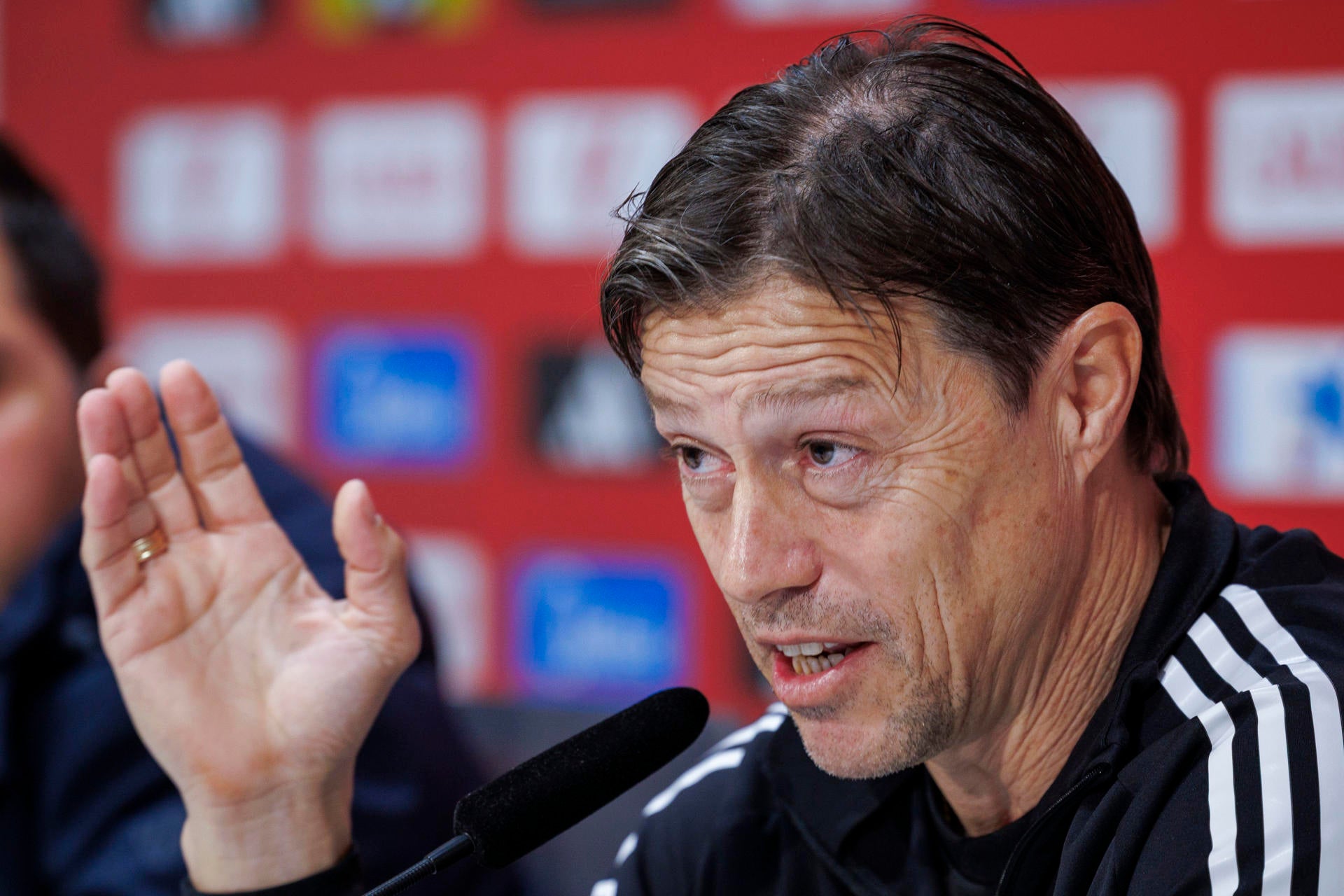 Almeyda: "Es una traición, esa gente ya no me puede mirar más" Almeyda: "Es una traición, esa gente ya no me puede mirar más"