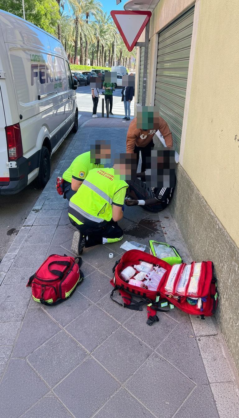 Detenidos en Elche dos hombres por agredir a otro con un cuchillo tras una discusión en la cola de un comedor social Detenidos en Elche dos hombres por agredir a otro con un cuchillo tras una discusión en la cola de un comedor social