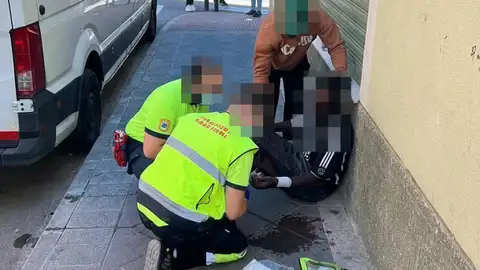 Sanitarios atienden al herido en la pelea en Elche. Sanitarios atienden al herido en la pelea en Elche.