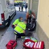 Sanitarios atienden al herido en la pelea en Elche.