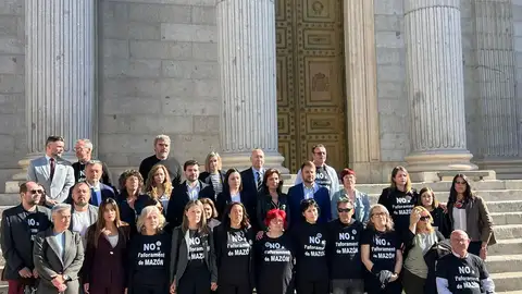 Archivo. Asociaciones de víctimas de la DANA posan este miércoles a las puertas del Congreso de los Diputados donde se han reunido con los grupos parlamentarios. Archivo. Asociaciones de víctimas de la DANA posan este miércoles a las puertas del Congreso de los Diputados donde se han reunido con los grupos parlamentarios.