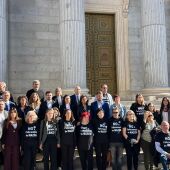 Archivo. Asociaciones de víctimas de la DANA posan este miércoles a las puertas del Congreso de los Diputados donde se han reunido con los grupos parlamentarios.