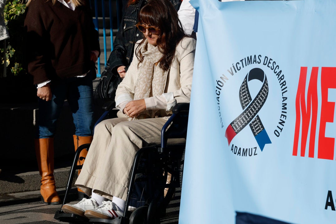 María Eugenia, víctima de Adamuz, exige al ministro Puente que les pida perdón y a Adif que "deje de falsificar documentos y robar vías" María Eugenia, víctima de Adamuz, exige al ministro Puente que les pida perdón y a Adif que "deje de falsificar documentos y robar vías"