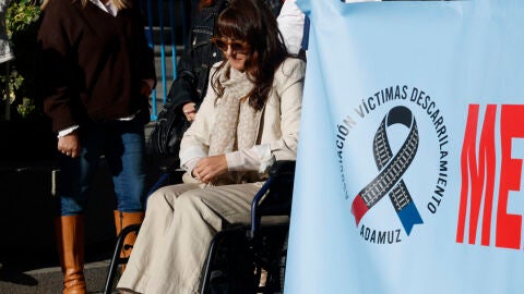 Una de las v&iacute;ctimas del accidente de Adamuz se concentra a las puertas del Congreso/ EFE/ J.J.Guill&eacute;n