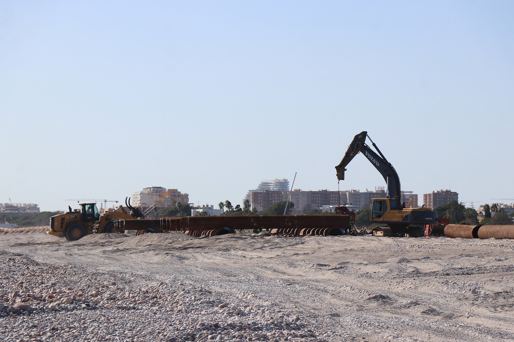 Los trabajos de regeneración del litoral se extienden a la playa Malvarrosa de Sagunto Los trabajos de regeneración del litoral se extienden a la playa Malvarrosa de Sagunto