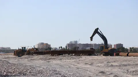 Los trabajos de regeneración del litoral se extienden a la playa Malvarrosa de Sagunto Los trabajos de regeneración del litoral se extienden a la playa Malvarrosa de Sagunto