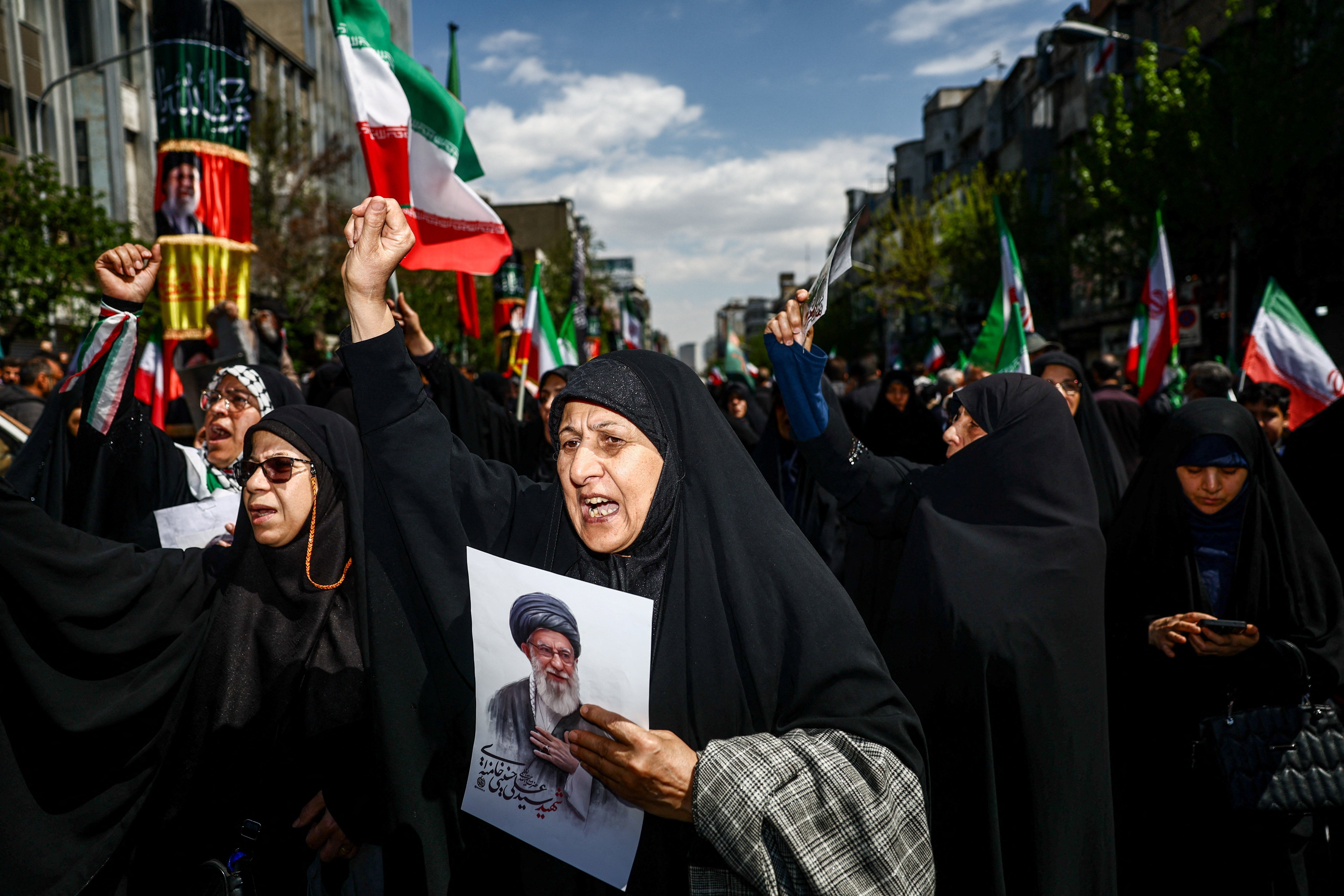 Una mujer sostiene una fotografía del difunto Líder Supremo de Irán, el ayatolá Ali Khamenei, durante una manifestación en Teherán la semana pasada Una mujer sostiene una fotografía del difunto Líder Supremo de Irán, el ayatolá Ali Khamenei, durante una manifestación en Teherán la semana pasada