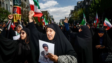 Una mujer sostiene una fotograf&iacute;a del difunto L&iacute;der Supremo de Ir&aacute;n, el ayatol&aacute; Ali Khamenei, durante una manifestaci&oacute;n en Teher&aacute;n la semana pasada/ Majid Asgaripour/WANA/ Reuters