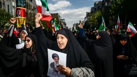 Una mujer sostiene una fotografía del difunto Líder Supremo de Irán, el ayatolá Ali Khamenei, durante una manifestación en Teherán la semana pasada Una mujer sostiene una fotografía del difunto Líder Supremo de Irán, el ayatolá Ali Khamenei, durante una manifestación en Teherán la semana pasada/ Majid Asgaripour/WANA/ Reuters