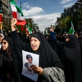 Una mujer sostiene una fotografía del difunto Líder Supremo de Irán, el ayatolá Ali Khamenei, durante una manifestación en Teherán la semana pasada/ Majid Asgaripour/WANA/ Reuters Una mujer sostiene una fotografía del difunto Líder Supremo de Irán, el ayatolá Ali Khamenei, durante una manifestación en Teherán la semana pasada/ Majid Asgaripour/WANA/ Reuters