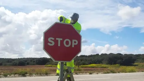 Colocación de señalización. N-310, kilómetro 162,3, margen izquierda. Colocación de señalización. N-310, kilómetro 162,3, margen izquierda.
