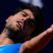 Alcaraz resuelve un estreno incómodo ante al finés Virtanen