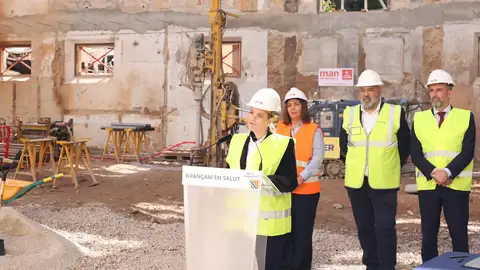 La presidenta del Govern, Marga Prohens en declaraciones a los medios tras la rueda de prensa en el edificio histórico de la calle Cecili Metel de Palma. La presidenta del Govern, Marga Prohens en declaraciones a los medios tras la rueda de prensa en el edificio histórico de la calle Cecili Metel de Palma.