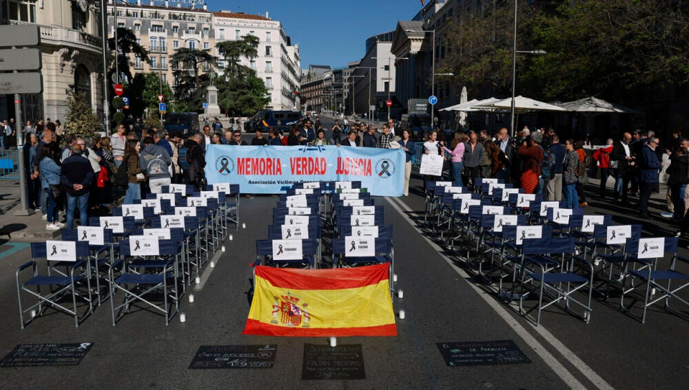 La Asociación Víctimas Descarrilamiento Adamuz ha colocado 46 sillas con los nombres de los fallecidos ante el Congreso/ EFE/ J.J.Guillén