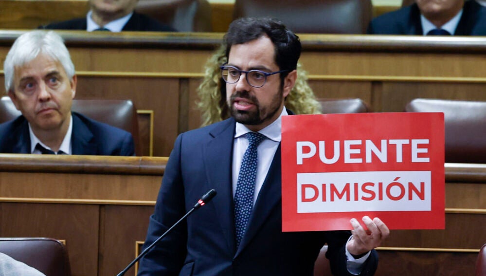  El diputado del PP Eduardo Carazo muestra una pancarta mientras formula una pregunta al ministro de Transportes y Movilidad Sostenible, Óscar Puente