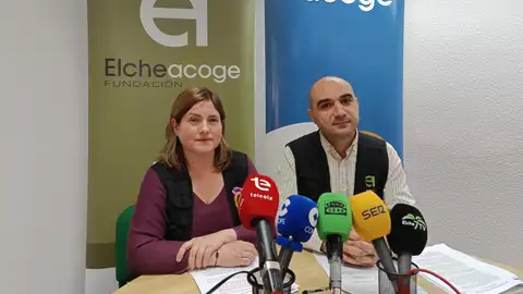 Trini Urbán, coordinadora de Elche Acoge, y Zurab Oganesyan, responsable del área jurídica de la entidad. Trini Urbán, coordinadora de Elche Acoge, y Zurab Oganesyan, responsable del área jurídica de la entidad.