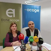 Trini Urbán, coordinadora de Elche Acoge, y Zurab Oganesyan, responsable del área jurídica de la entidad. Trini Urbán, coordinadora de Elche Acoge, y Zurab Oganesyan, responsable del área jurídica de la entidad.
