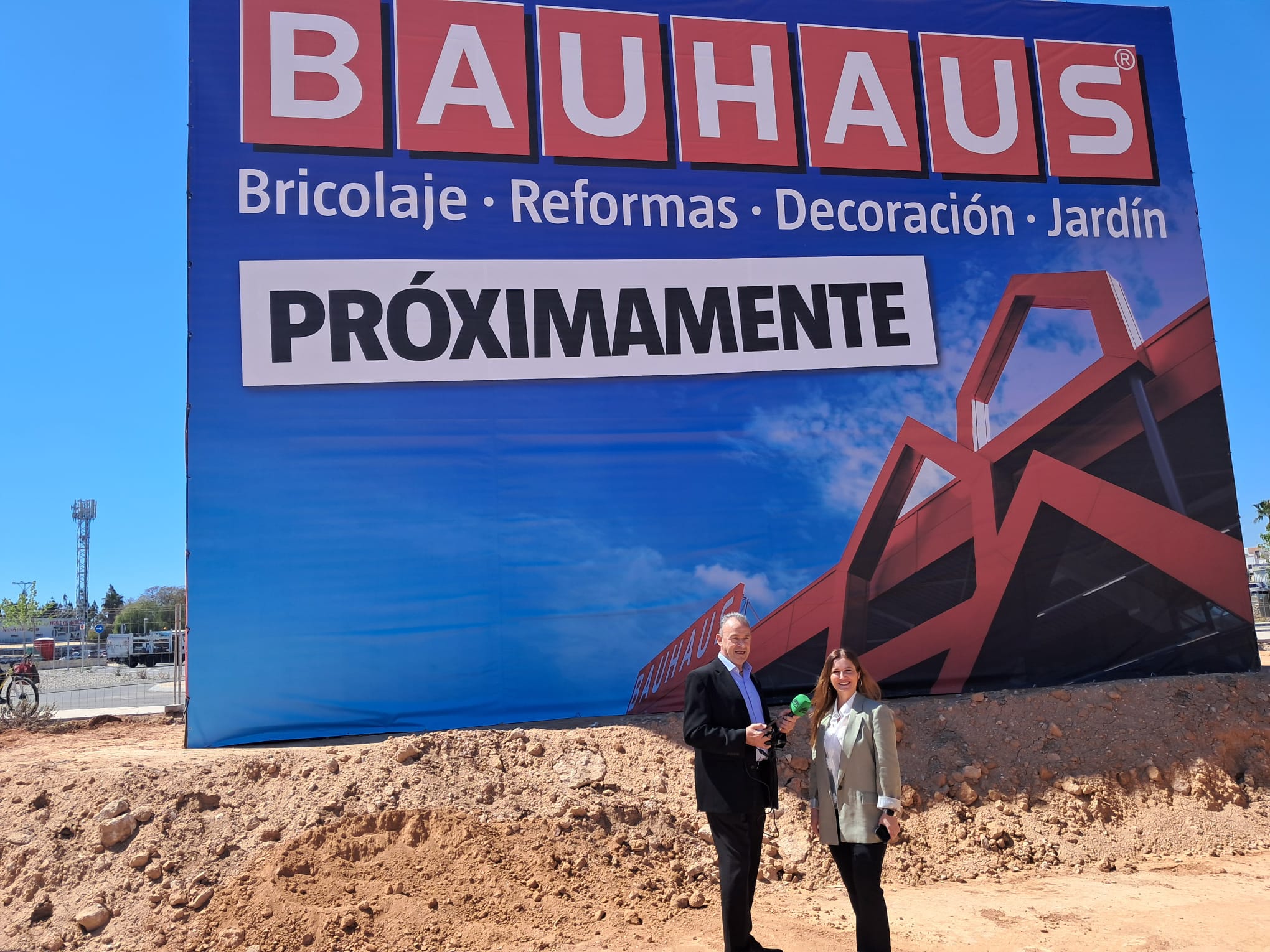 BAUHAUS coloca la primera piedra de su nuevo centro en el Polígono La Hoya de Torrevieja BAUHAUS coloca la primera piedra de su nuevo centro en el Polígono La Hoya de Torrevieja