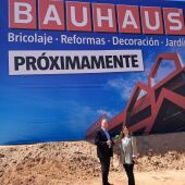 Javier Ferrández (Onda Cero Vega Baja) junto a Lola Vilches, responsable de RRHH de BAUHAUS España