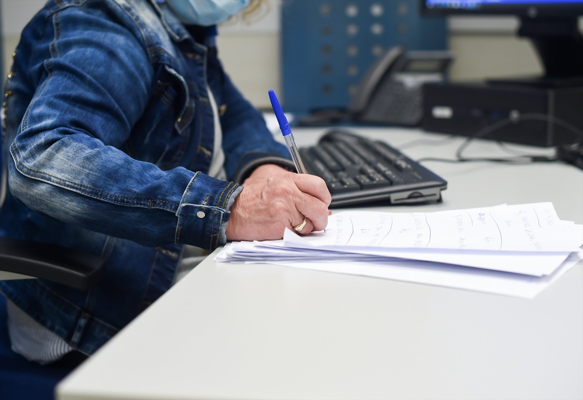 Una empleada pública durante su jornada laboral. Una empleada pública durante su jornada laboral.