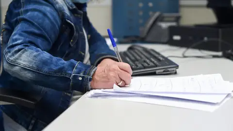 Una empleada pública durante su jornada laboral. Una empleada pública durante su jornada laboral.