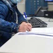 Una empleada pública durante su jornada laboral. Una empleada pública durante su jornada laboral.