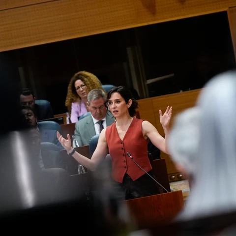 Ayuso acusa a VOX de tratar a los inmigrantes como "escoria"