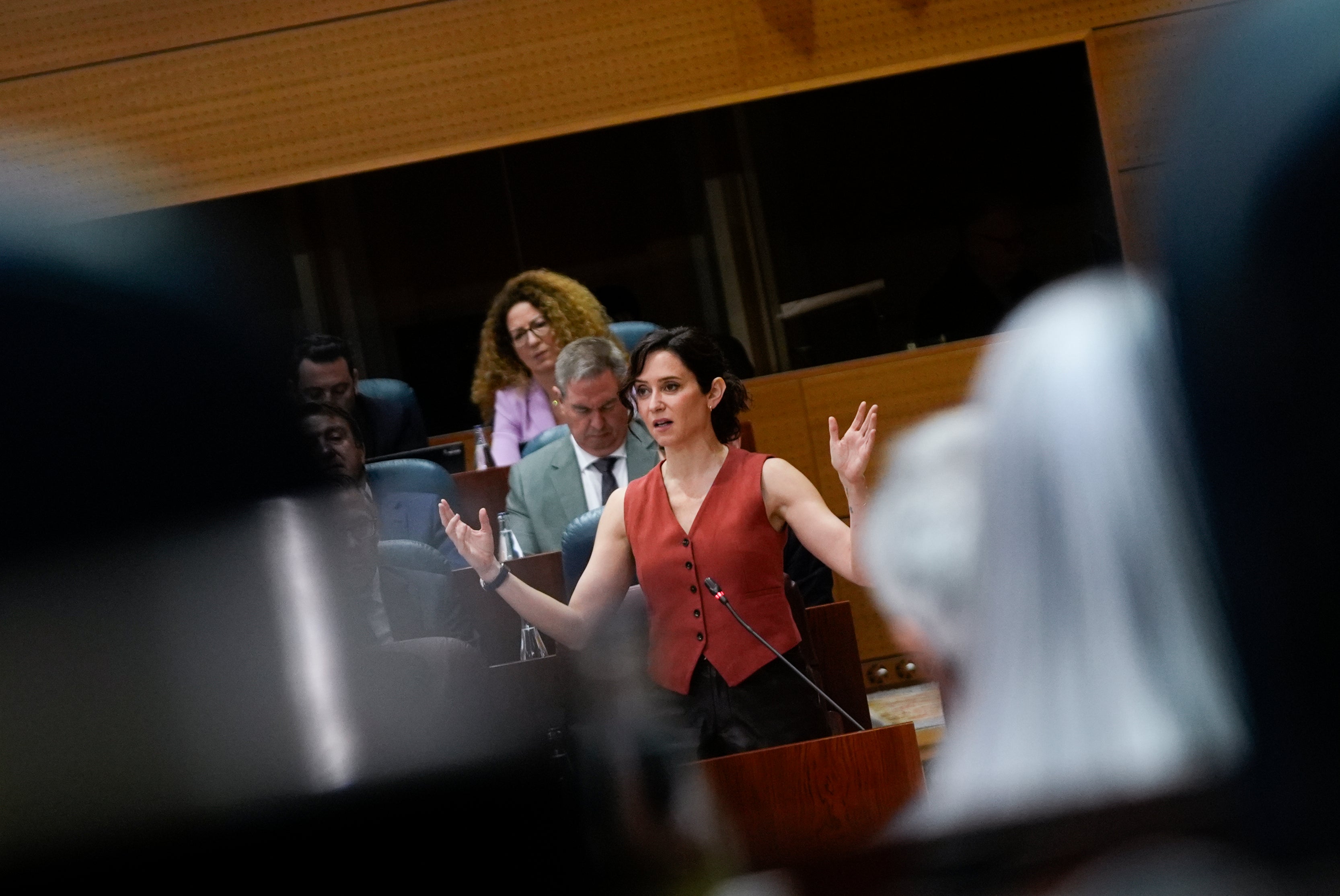 Ayuso acusa a VOX de tratar a los inmigrantes como "escoria" Ayuso acusa a VOX de tratar a los inmigrantes como "escoria"