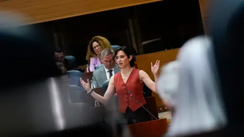 Ayuso acusa a VOX de tratar a los inmigrantes como "escoria" Ayuso acusa a VOX de tratar a los inmigrantes como "escoria"