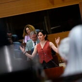 Ayuso acusa a VOX de tratar a los inmigrantes como "escoria"