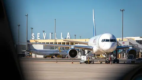 Los controladores aéreos mantienen la huelga indefinida este sábado, coincidiendo con la final de la Copa del Rey Los controladores aéreos mantienen la huelga indefinida este sábado, coincidiendo con la final de la Copa del Rey